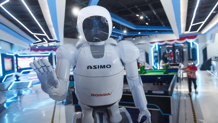 Wahana edukasi robotika Robopark Indonesia Instruktur merakit robot di Robopark Indonesia, Pluit Village Mall, Jakarta Utara, Kamis (27/6/2024). Robopark merupakan wahana interaktif dan aplikatif dalam bidang kemajuan teknologi robotika yang diharapkan dapat memberikan edukasi serta meningkatkan minat dan bakat pengunjung dalam perkembangan dunia robotik. ANTARA FOTO/Indrianto Eko Suwarso/foc.