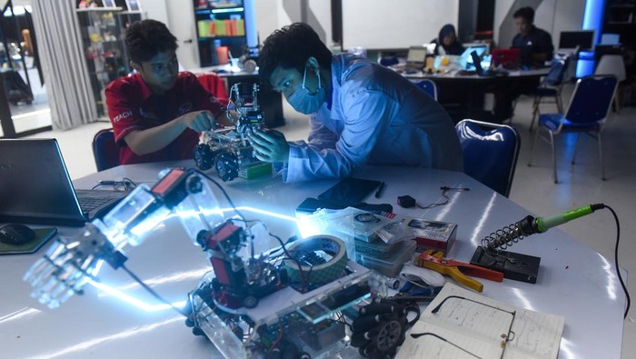 Wahana edukasi robotika Robopark Indonesia Instruktur merakit robot di Robopark Indonesia, Pluit Village Mall, Jakarta Utara, Kamis (27/6/2024). Robopark merupakan wahana interaktif dan aplikatif dalam bidang kemajuan teknologi robotika yang diharapkan dapat memberikan edukasi serta meningkatkan minat dan bakat pengunjung dalam perkembangan dunia robotik. ANTARA FOTO/Indrianto Eko Suwarso/foc.