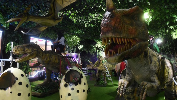 Wahana edukasi robotika Robopark Indonesia Instruktur merakit robot di Robopark Indonesia, Pluit Village Mall, Jakarta Utara, Kamis (27/6/2024). Robopark merupakan wahana interaktif dan aplikatif dalam bidang kemajuan teknologi robotika yang diharapkan dapat memberikan edukasi serta meningkatkan minat dan bakat pengunjung dalam perkembangan dunia robotik. ANTARA FOTO/Indrianto Eko Suwarso/foc.