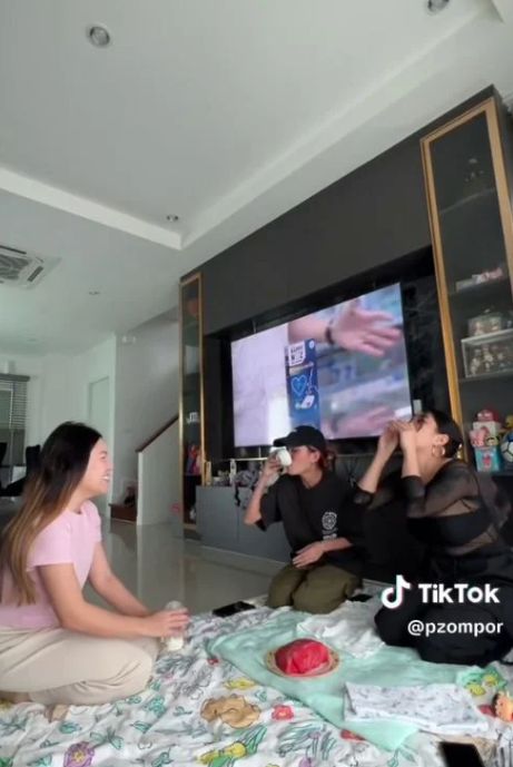 Kocak! Wanita Ini Bagikan ASI Kepada Temannya untuk Dicicipi