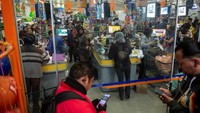 Supermarket penuh dengan warga yang membeli kebutuhan penting untuk keperluan sehari-hari.