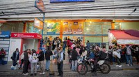 Orang-orang mengantri untuk membeli barang-barang penting di supermarket selama upaya kudeta terhadap pemerintahan Presiden Bolivia Luis Arce oleh unit militer yang dipimpin oleh Jenderal Juan Jose Zuniga, di La Paz, Bolivia, Rabu (26/6/2024).