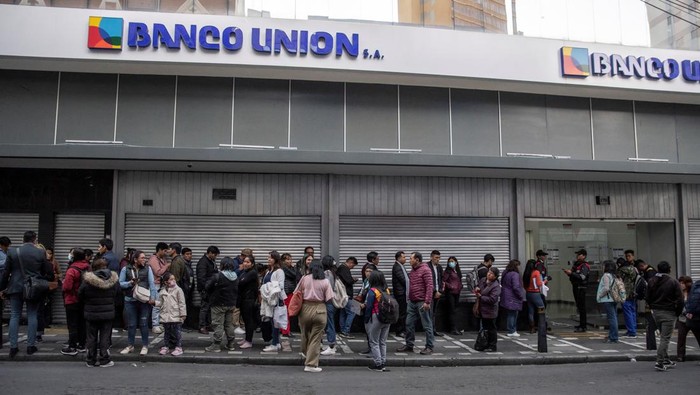 People queue to withdraw money from an ATM during a coup attempt against the government of Bolivian President Luis Arce by military units led by General Juan Jose Zuniga, in La Paz, Bolivia June 26, 2024. REUTERS/Sara Aliaga