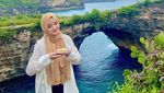 Pose Wirda Mansur Saat Belanja hingga Ngopi di Kafe