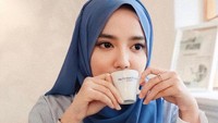 Tampaknya, Wirda juga menyukai kopi. Ini momennya ketika menikmati espresso dari coffee shop Casanello yang viral di Korea Selatan. Foto: Instagram @wirda_mansur