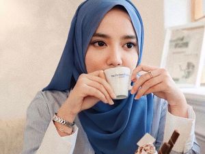 Pose Wirda Mansur Saat Belanja hingga Ngopi di Kafe