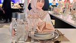 Pose Wirda Mansur Saat Belanja hingga Ngopi di Kafe