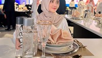 Wirda lebih dikenal sebagai influencer atau selebgram. Ia kerap membagikan aktivitasnya, salah satunya saat makan malam di sebuah acara. Foto: Instagram @wirda_mansur