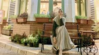 Satu lain momen Wirda Mansur mengunjungi coffee shop. Ia berpose di depan coffee shop yang desainnya klasik itu. Foto: Instagram @wirda_mansur