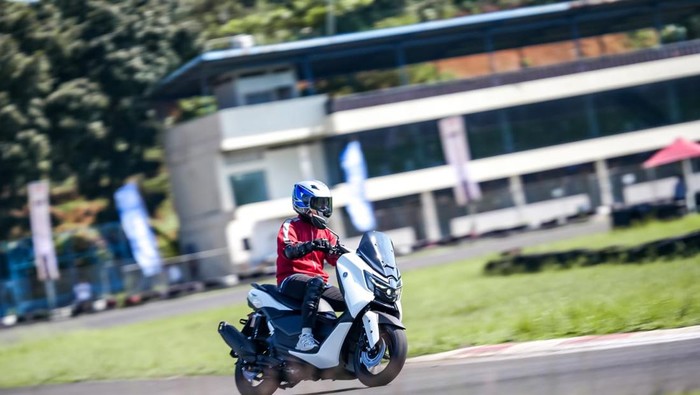 Yamaha NMax turbo.