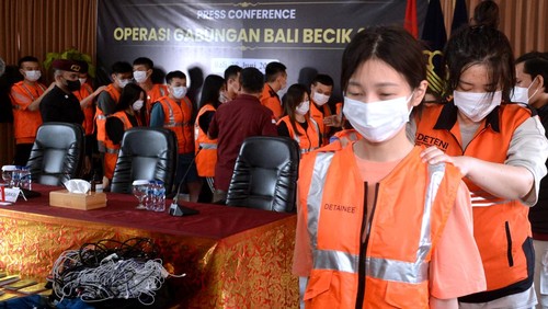 Petugas menunjukkan barang bukti sejumlah ponsel yang disita dari warga negara Taiwan yang ditangkap dalam operasi keimigrasian Bali Becik saat konferensi pers di Rumah Detensi Imigrasi Denpasar, Badung, Bali, Jumat (28/6/2024). Sebanyak 103 orang warga Taiwan yang ditangkap di sebuah vila di wilayah Tabanan, Bali pada Rabu (26/6) itu diduga melakukan kejahatan siber berupa scamming terhadap para korban yang berada di wilayah Malaysia dan akan segera dideportasi karena menyalahgunakan izin tinggal di Indonesia. ANTARA FOTO/Fikri Yusuf/tom.