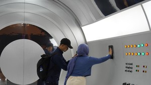 Setelah area tunnel, kamu cukup scan sidik jarimu dan pintu bakal terbuka lebar. Lalu Caca akan menyapamu di bagian depan. Foto: Courtesy of Genexys World/ Wonderlab Experience