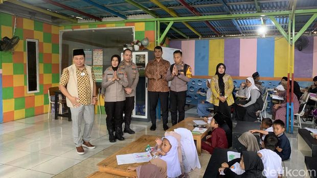 Anggota Kompolnas meninjau langsung program Polisi Mengajar di Srengseng yang digagas anggota Polsek Kembangan. (Taufiq S/detikcom)