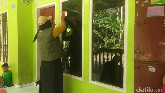 Anggota Pantarlih yang sedang coklit di Pangandaran