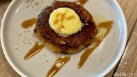 Salah satu yang wajib dicoba adalah menu colenaknya. Terbuat dari tape yang diberi gula dan butter, kemudian di-blow torch. Rasanya manis dengan sentuhan gosong yang khas. Foto: detikcom/Riska Fitria