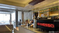 Di cabang terbarunya ini, Anomali Coffee mengusung konsep coffee and kitchen. Jadi, tak hanya menu kopi berkualitas, tetapi juga makanan yang lezat. Foto: detikcom/Riska Fitria