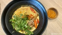 Mie kari berkuah gurih dan kental ini tak kalah jadi favorit. Mienya dilengkapi dengan daging brisket dan beberapa garnish daun seledri serta cabai. Foto: detikcom/Riska Fitria