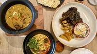 Berbagai pilihan makanan berat hingga kudapan tersedia di kafe dengan kapasitas 80 orang ini. Salah satu yang jadi andalan adalah tongseng kambing berkuah medok. Foto: detikcom/Riska Fitria