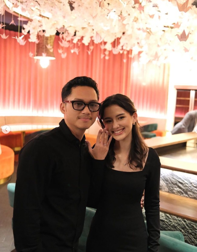“Alhamdullilah.. Bismillah,” tulis Azriel dalam keterangan unggahannya. Tampak Azriel dan Sarah yang berpose bersama sambil memamerkan cincin yang sudah terpasang di jari Sarah. Keduanya tampil kompak berbusana hitam. Foto: Instagram/@azriel_hermansyah