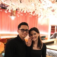 “Alhamdullilah.. Bismillah,” tulis Azriel dalam keterangan unggahannya. Tampak Azriel dan Sarah yang berpose bersama sambil memamerkan cincin yang sudah terpasang di jari Sarah. Keduanya tampil kompak berbusana hitam. Foto: Instagram/@azriel_hermansyah