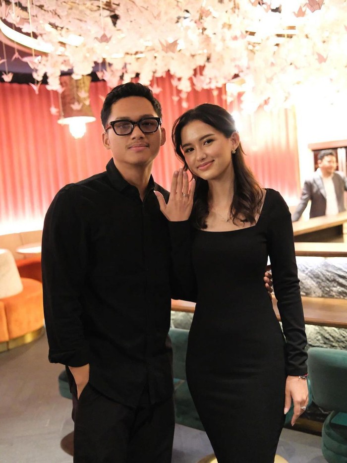 Azriel Hermansyah Azriel Hermansyah lamar Sarah Menzel.