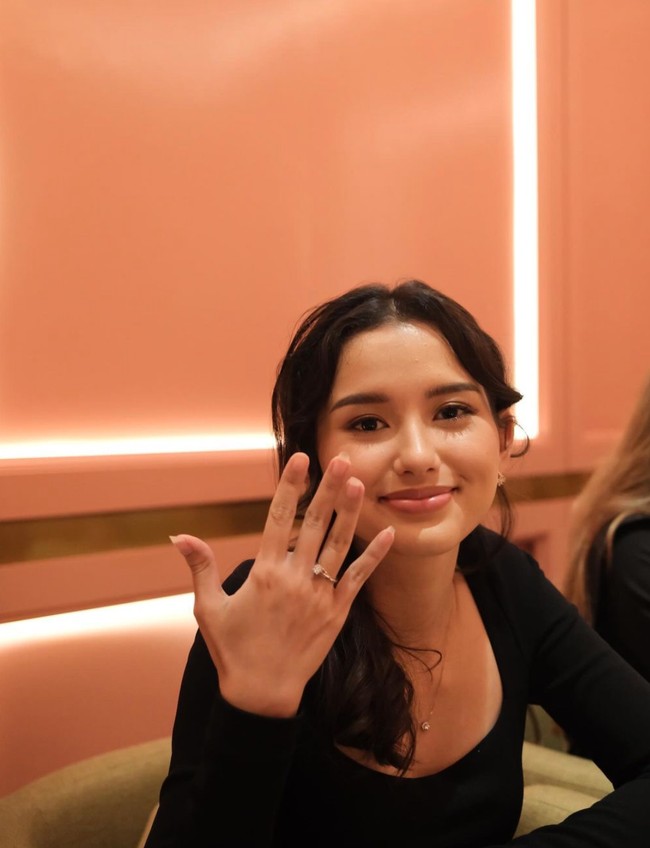 Ekspresi bahagia pun terlihat di wajah Sarah. Wanita 22 tahun keturunan Jerman-Indonesia itu memamerkan senyum manis dan cincin yang melingkar di jarinya. Foto: Instagram/@azriel_hermansyah
