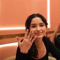 Ekspresi bahagia pun terlihat di wajah Sarah. Wanita 22 tahun keturunan Jerman-Indonesia itu memamerkan senyum manis dan cincin yang melingkar di jarinya. Foto: Instagram/@azriel_hermansyah