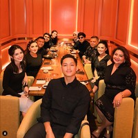 Rupanya Azriel melamar Sarah saat acara perayaan hari ulang tahunnya yang ke-24 bersama keluarga. Dalam foto yang dibagikan terlihat semua yang hadir kompak mengenakan pakaian berwarna hitam. Foto: Instagram/@azriel_hermansyah