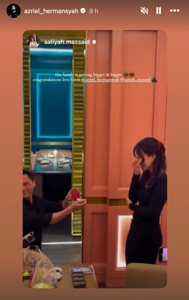 Azriel melamar Sarah di depan keluarganya. Dari unggahan yang beredar terlihat Azriel yang berlutut saat melamar Sarah. Sarah pun terlihat terkejut dan malu-malu mendapat kejutan lamaran tersebut. Foto: Instagram/@azriel_hermansyah