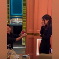 Azriel melamar Sarah di depan keluarganya. Dari unggahan yang beredar terlihat Azriel yang berlutut saat melamar Sarah. Sarah pun terlihat terkejut dan malu-malu mendapat kejutan lamaran tersebut. Foto: Instagram/@azriel_hermansyah