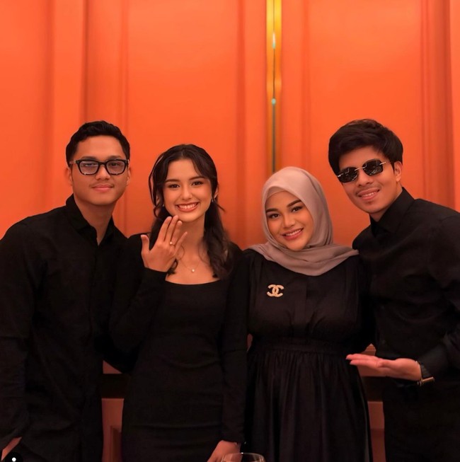Turut hadir di acara makan-makan keluarga perayaan ulang tahun sekaligus lamaran Azriel, Atta dan Aurel tampak berpose bersama Azriel dan Sarah. Keduanya turut bahagia karena akan segera menambah anggota keluarga baru. “Propose Azriel ke Sarah. Tambahh adekk lagii,” tulis Atta dalam unggahannya. Foto: Instagram/@azriel_hermansyah