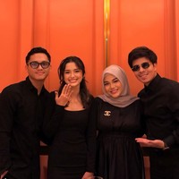 Turut hadir di acara makan-makan keluarga perayaan ulang tahun sekaligus lamaran Azriel, Atta dan Aurel tampak berpose bersama Azriel dan Sarah. Keduanya turut bahagia karena akan segera menambah anggota keluarga baru. “Propose Azriel ke Sarah. Tambahh adekk lagii,” tulis Atta dalam unggahannya. Foto: Instagram/@azriel_hermansyah