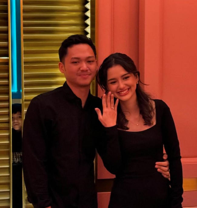 Unggahan Azriel dan Sarah pun langsung banjir ucapan selamat dari para netizen. Tak sedikit yang mendoakan agar hubungan keduanya terus langgeng dan lancar hingga pelaminan. Foto: Instagram/@azriel_hermansyah