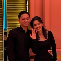 Unggahan Azriel dan Sarah pun langsung banjir ucapan selamat dari para netizen. Tak sedikit yang mendoakan agar hubungan keduanya terus langgeng dan lancar hingga pelaminan. Foto: Instagram/@azriel_hermansyah