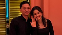 Sarah Menzel menerima lamaran dari Azriel Hermansyah yang saat ini berusia 24 tahun. Foto: Instagram @attahalilintar