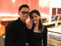 Senyum Semringah Sarah Menzel yang Resmi Dilamar Azriel