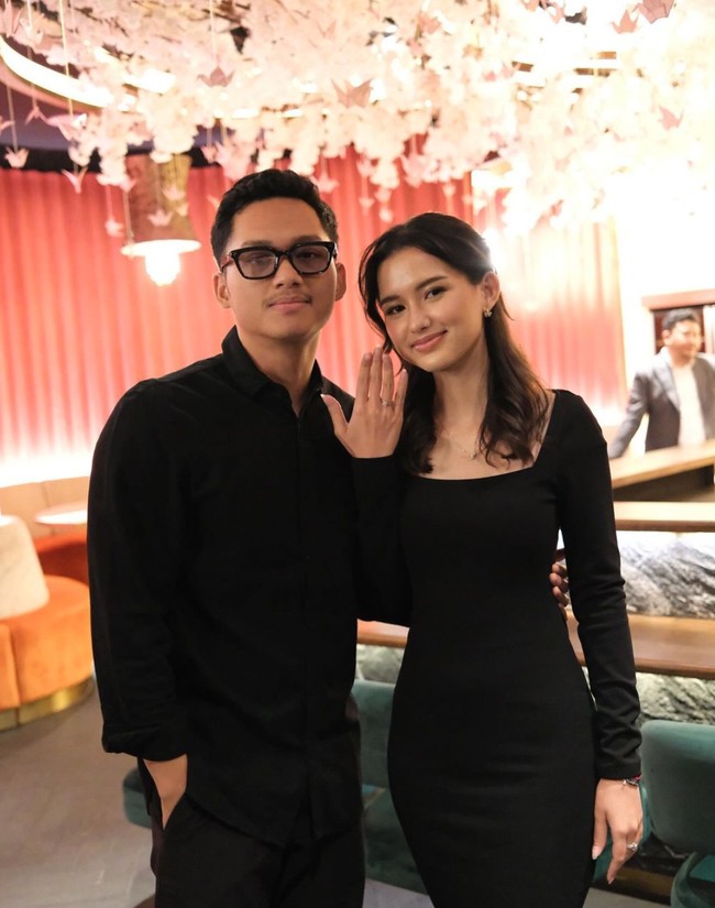 Putra Krisdayanti dan Anang Hermansyah, Azriel Hermansyah, akhirnya melamar kekasihnya, Sarah Menzel, yang sudah dipacarinya selama hampir 4 tahun. Momen lamaran tersebut dibagikan Azriel dan Sarah ke Instagram masing-masing. Foto: Instagram/@azriel_hermansyah