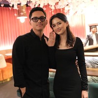 Putra Krisdayanti dan Anang Hermansyah, Azriel Hermansyah, akhirnya melamar kekasihnya, Sarah Menzel, yang sudah dipacarinya selama hampir 4 tahun. Momen lamaran tersebut dibagikan Azriel dan Sarah ke Instagram masing-masing. Foto: Instagram/@azriel_hermansyah