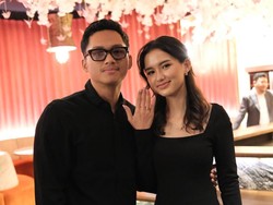 7 Potret Romantis Azriel Hermansyah Lamar Sarah Menzel di Depan Keluarga