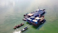 Kronologinya, pada pukul 08.30 WIB, KN Bintang Laut-401 yang sedang melaksanakan patroli, mendapatkan kontak radar dengan jarak 0.8 NM pada posisi 00°58 315 N – 103°22 464 E. Menanggapi hal tersebut, ABK KN Bintang Laut-401 memantau menggunakan teropong, dan terlihat visual kapal KM Nurul Yakin Baru, KM HARY, dan KM Cinta Damai sedang melaksanakan aktifitas penambangan pasir.