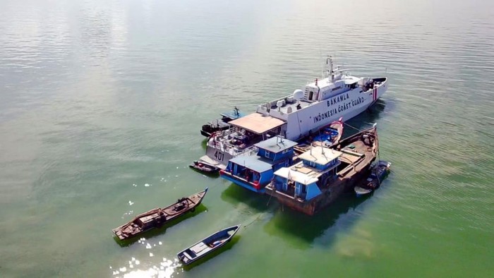 Bakamla RI Geledah Tiga Kapal Tambang Pasir Ilegal di Perairan Karimun Bakamla RI melalui KN Bintang Laut-401 melaksanaan pemeriksaan dan penggeledahan terhadap tiga kapal yang di curigai sedang melakukan aktifitas ilegal. Pemeriksaan dilakukan di sekitar Perairan Pulau Babi, Tanjung Balai Karimun (TBK), Jumat (28/6/2024).