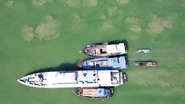 Bakamla RI Geledah Tiga Kapal Tambang Pasir Ilegal di Perairan Karimun Bakamla RI melalui KN Bintang Laut-401 melaksanaan pemeriksaan dan penggeledahan terhadap tiga kapal yang di curigai sedang melakukan aktifitas ilegal. Pemeriksaan dilakukan di sekitar Perairan Pulau Babi, Tanjung Balai Karimun (TBK), Jumat (28/6/2024).