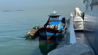 Bakamla RI melalui KN Bintang Laut-401 melaksanaan pemeriksaan dan penggeledahan terhadap tiga kapal yang di curigai sedang melakukan aktifitas ilegal. Pemeriksaan dilakukan di sekitar Perairan Pulau Babi, Tanjung Balai Karimun (TBK), Provinsi Kepulauan Riau, Jumat (28/6/2024).