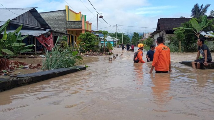 Banjir menerjang Kabupaten Bolaang Mongondow, Sulut.