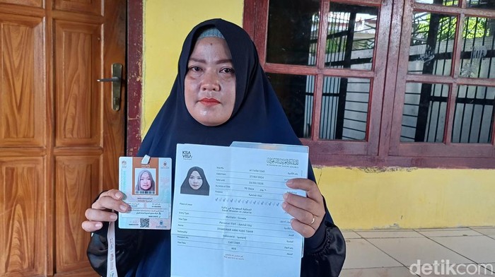 Jemaah haji travel Al Hijrah Nurul Jannah memperlihatkan visa ziarah dan kartu pengenal palsu yang diberikan pihak travel. (Muhammad Subhan/DetikSulsel)