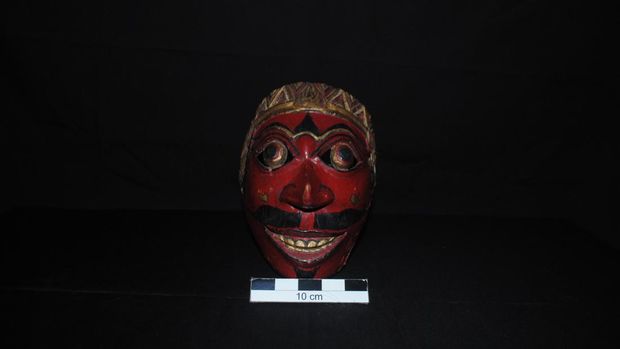 Topeng Klono Sewandono (tengah), milik Heni Eka Wati sebagai pewaris
