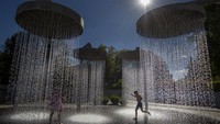 Suhu dilaporkan meningkat hingga 32 derajat Celcius (89,6 derajat Fahrenheit).  
