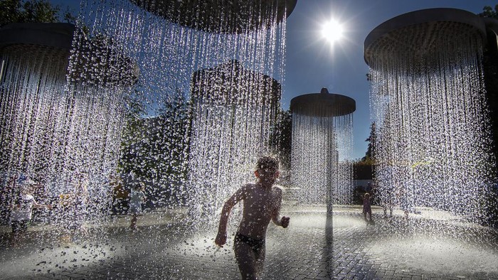 Bermain di Pancuran Air Taman Kota Lituania Saat Cuaca Menyengat Children cool off in a public fountain in Vilnius, Lithuania, Thursday, June 27, 2024. A heat wave continues in Lithuania as temperatures rise to a high of 32 degrees Celsius (89.6 degrees Fahrenheit). (AP Photo/Mindaugas Kulbis)