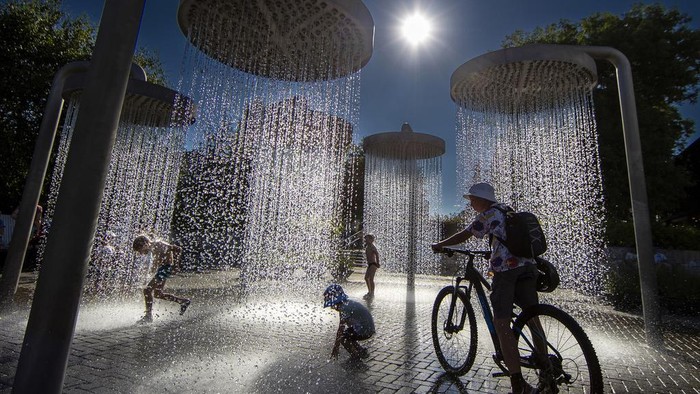 Bermain di Pancuran Air Taman Kota Lituania Saat Cuaca Menyengat Children cool off in a public fountain in Vilnius, Lithuania, Thursday, June 27, 2024. A heat wave continues in Lithuania as temperatures rise to a high of 32 degrees Celsius (89.6 degrees Fahrenheit). (AP Photo/Mindaugas Kulbis)