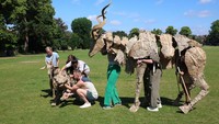 Untuk memudahkan prosesnya, wayang dibuat dari bahan yang mudah didapat dan didaur ulang, seperti karton dan triplek. Prototipe boneka tersebut telah dirancang oleh Zuabi dan Ukwanda Puppets and Designs Art Collective di Afrika Selatan bersama para mahasiswa di Wimbledon College of Arts, UAL, London, menguji pola, membuat boneka, dan membantu menulis instruksi. Boneka tersebut tidak hanya harus terlihat bagus, tetapi juga harus kokoh agar dapat bertahan dalam perjalanan jauh. 